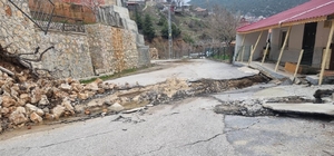 Mersin'de heyelan: Yol yarıldı, evler zarar gördü