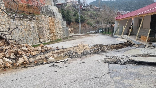 Mersin'de heyelan: Yol yarıldı, evler zarar gördü