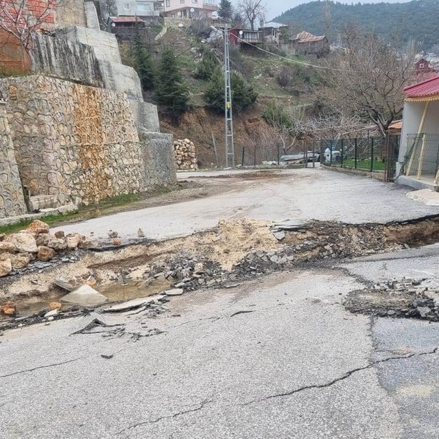 Mersin'de heyelan: Yol yarıldı, evler zarar gördü