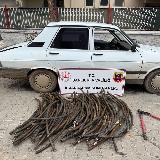 Kablo hırsızı suçüstü yakalandı