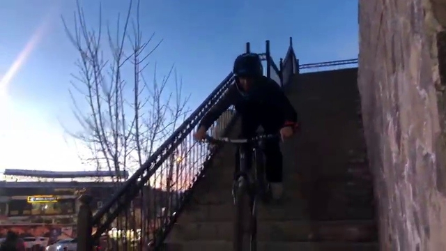 Gençlerin bisikletle merdivenler üzerindeki gösterisi nefes kesti
Adrenalin tutkunu genç sporcular Erzurum'un cadde ve sokak merdivenlerini bisiklet parkuruna çevirdi