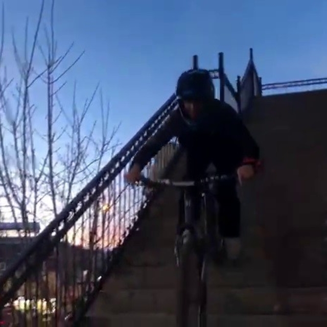 Gençlerin bisikletle merdivenler üzerindeki gösterisi nefes kesti
Adrenalin...