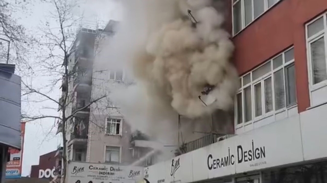 Daire alevlere teslim oldu, 4 kişi dumandan etkilendi
Vatandaşların alevlerin arasından can kurtardığı yangında faciadan dönüldü