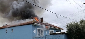 Alaşehir’de korkutan ev yangını