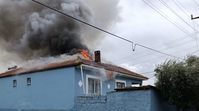 Alaşehir'de korkutan ev yangını