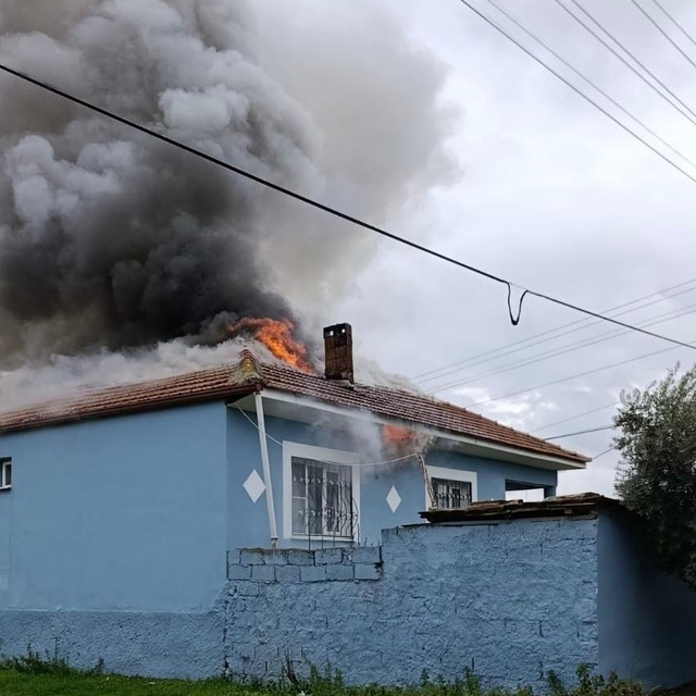 Alaşehir'de korkutan ev yangını