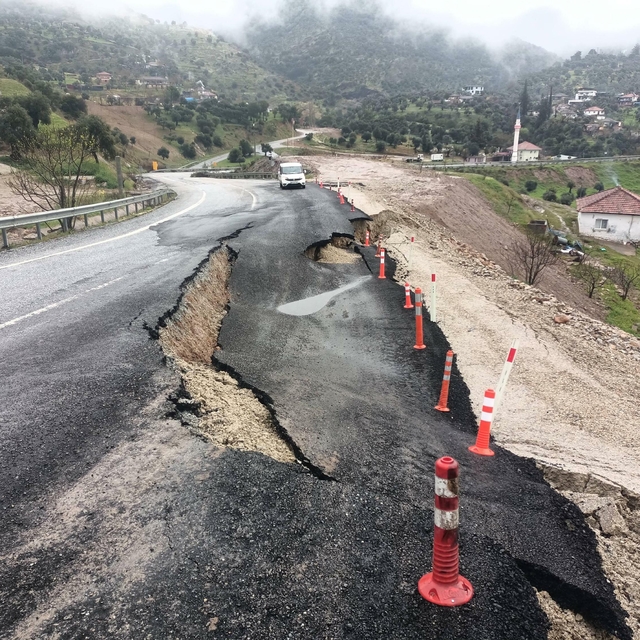 Aydın'da toprak kayması; kara yolu ikinci kez çöktü