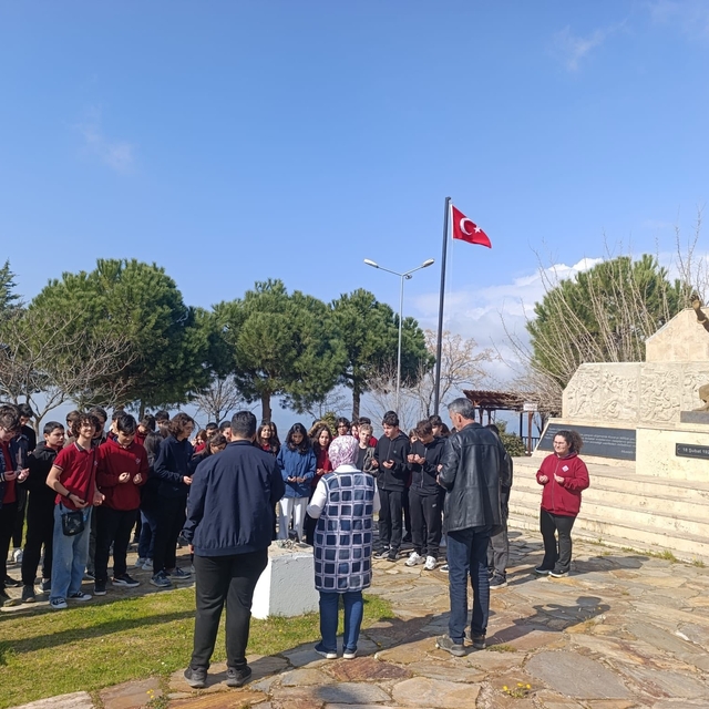 Aydın'da öğrenciler şehitleri andı