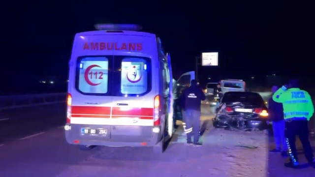 D100'de iki otomobil çarpıştı: 2 yaralı