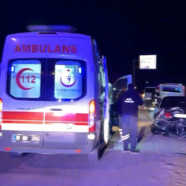 D100'de iki otomobil çarpıştı: 2 yaralı