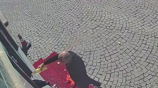 Camını kırdığı eczaneyi yakmaya çalışan eczacı gözaltına alındı