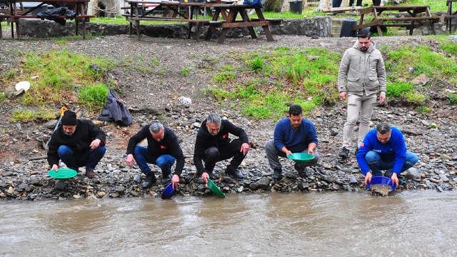 Sosyal medyada toplanan altın avcıları, yağışa rağmen İzmir'de derede altın aradı