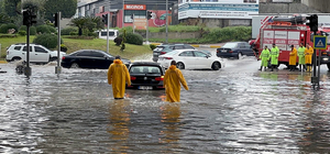 Adana’da sağanak nedeniyle yollar göle döndü