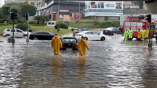Adana'da sağanak nedeniyle yollar göle döndü
