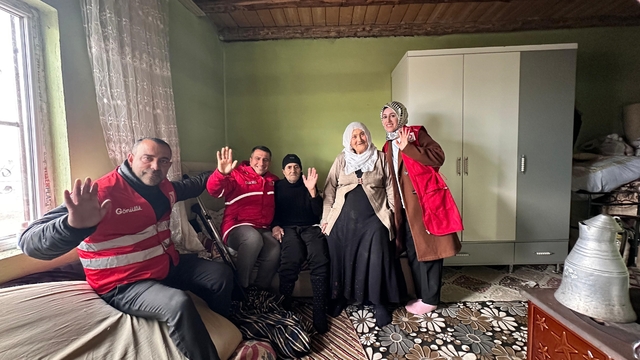 Kızılay Muradiye Şubesinden yaşlılar ziyaret