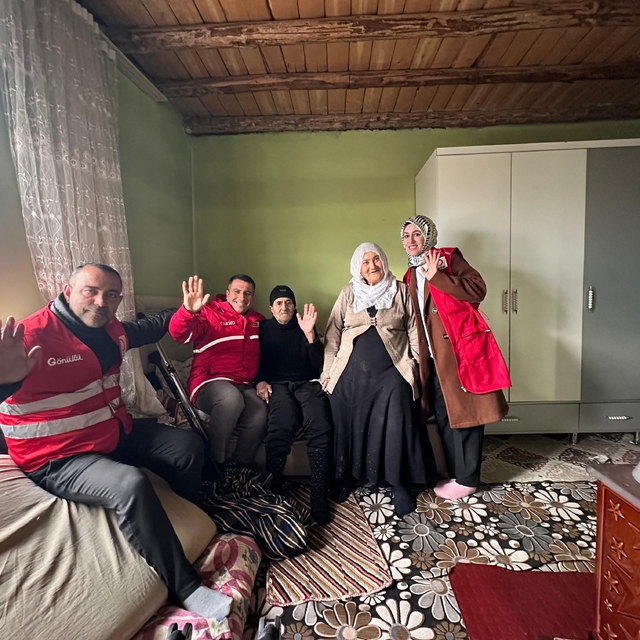 Kızılay Muradiye Şubesinden yaşlılar ziyaret