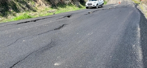 Çökmelerin olduğu yol kazalara davetiye çıkarıyor