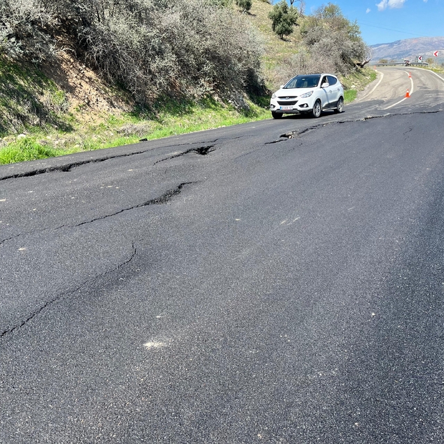 Çökmelerin olduğu yol kazalara davetiye çıkarıyor