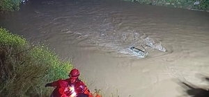 Menderes’te araç dereye uçtu, İzmir itfaiyesi seferber oldu