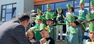 Kaymakam Pelvan öğrencilerle fidan dikti