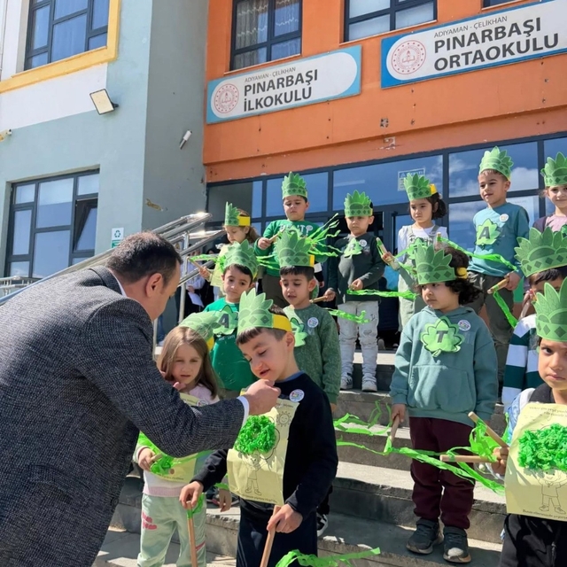 Kaymakam Pelvan öğrencilerle fidan dikti