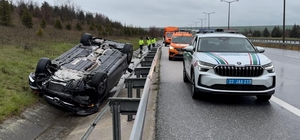 Takla atan otomobilden yara almadan kurtuldular