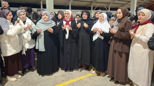 Emet ve Hisarcık'tan 29 umreci dualarla kutsal topraklara uğurlandı