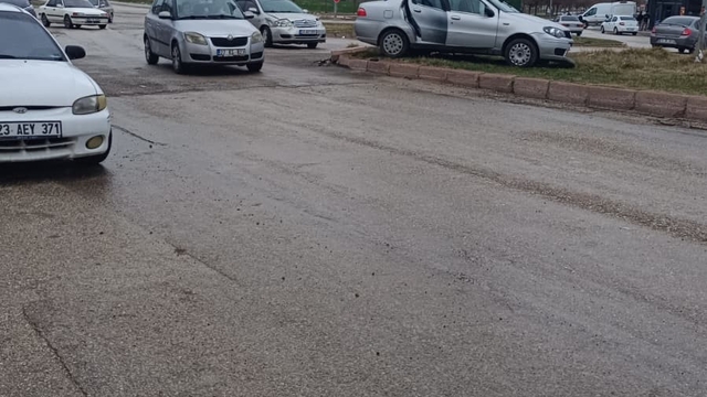Elazığ'da otomobiller çarpıştı: 3 yaralı