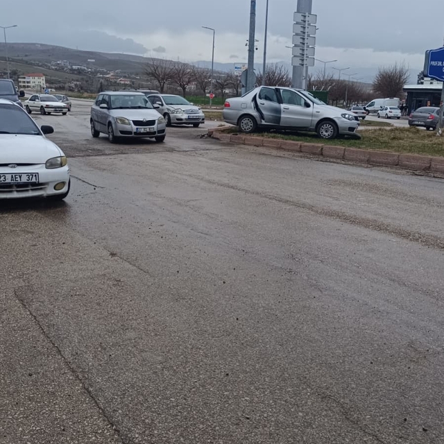 Elazığ'da otomobiller çarpıştı: 3 yaralı