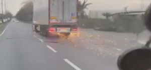 Bursa'da korku dolu anlar, direği deviren TIR olay yerinden kaçtı