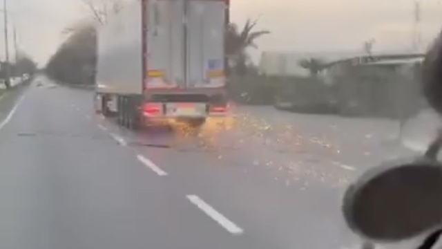 Bursa'da korku dolu anlar, direği deviren TIR olay yerinden kaçtı