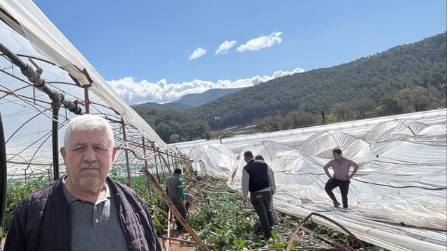 Kumluca'da hortum seraları vurdu, 10 dönüm alan zarar gördü