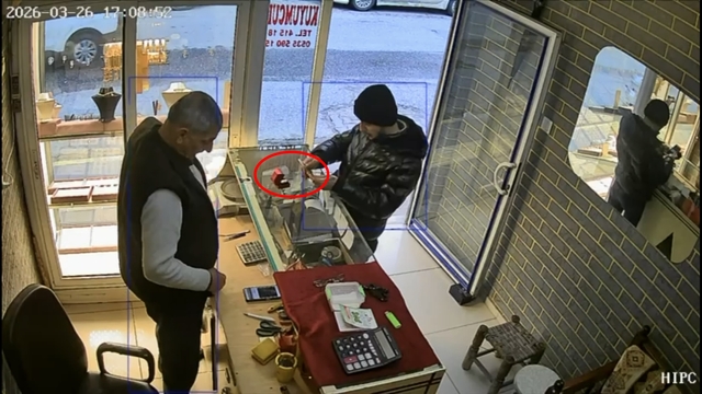 Girdiği kuyumcuda 60 bin liralık yüzüğü alıp kaçtı; olay kamerada