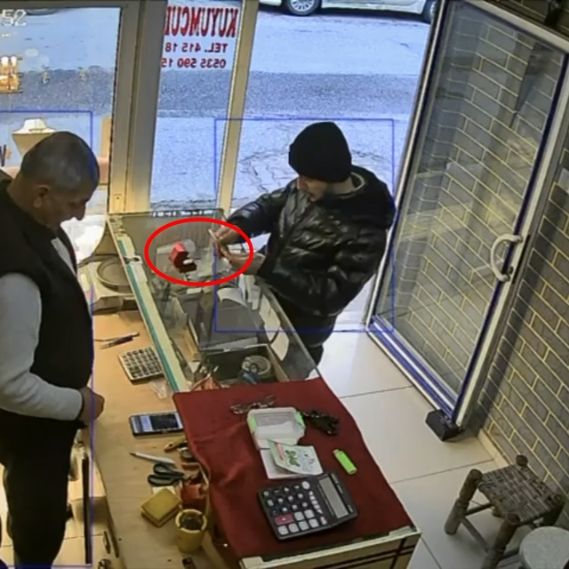 Girdiği kuyumcuda 60 bin liralık yüzüğü alıp kaçtı; olay kamerada