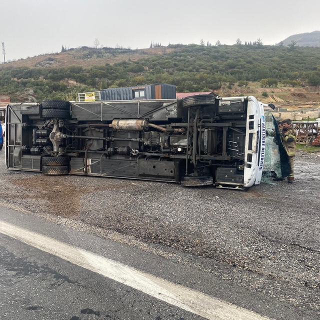 İzmir'de futbolcuları taşıyan midibüs devrildi, 4 sporcu yaralandı