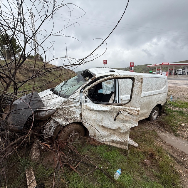 Midibüs şarampole girdi: 1 yaralı
