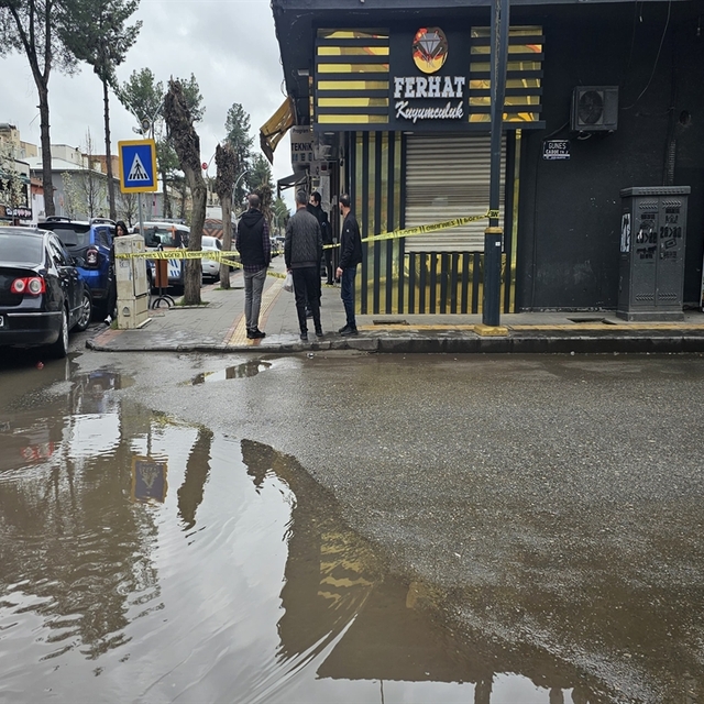 Çarşaf giyip soygun için girdikleri kuyumcuda iş yeri sahibini yaralayan şü...