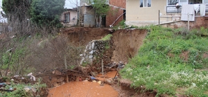 Yağmur sularıyla taşan dere, toprak kaymasına sebep oldu Yıkılma riski olan evler tahliye edildi, bölgede dolgu çalışmaları başlatılacak