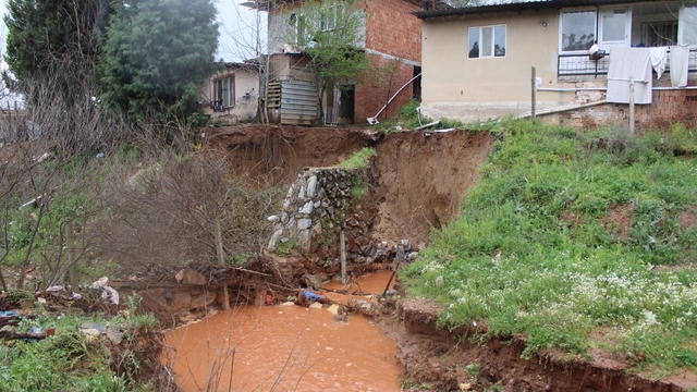Yağmur sularıyla taşan dere, toprak kaymasına sebep oldu
Yıkılma riski olan evler tahliye edildi, bölgede dolgu çalışmaları başlatılacak