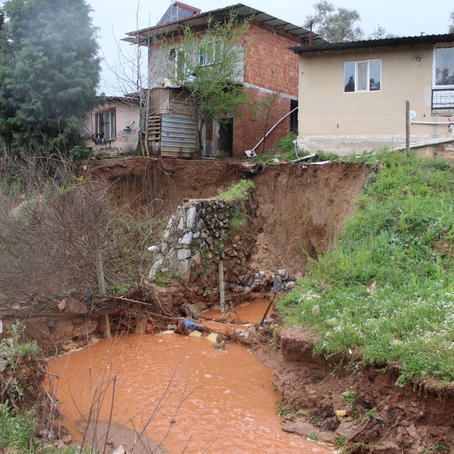 Yağmur sularıyla taşan dere, toprak kaymasına sebep oldu
Yıkılma riski olan...