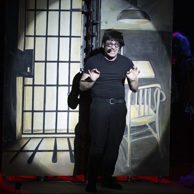 Mersin'de tiyatro şöleni 'Eyvah Nadir' ile sona erdi