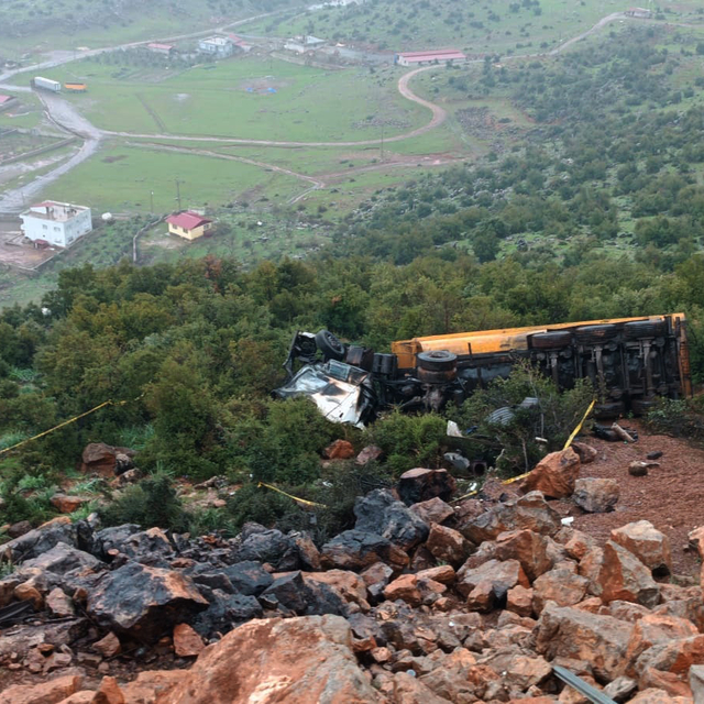 Gaziantep'te uçuruma devrilen TIR'ın şoförü öldü