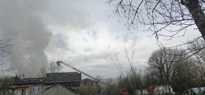 Çaycuma'da ev yangını korku ve paniğe yol açtı, patlama anı amatör kameraya yansıdı