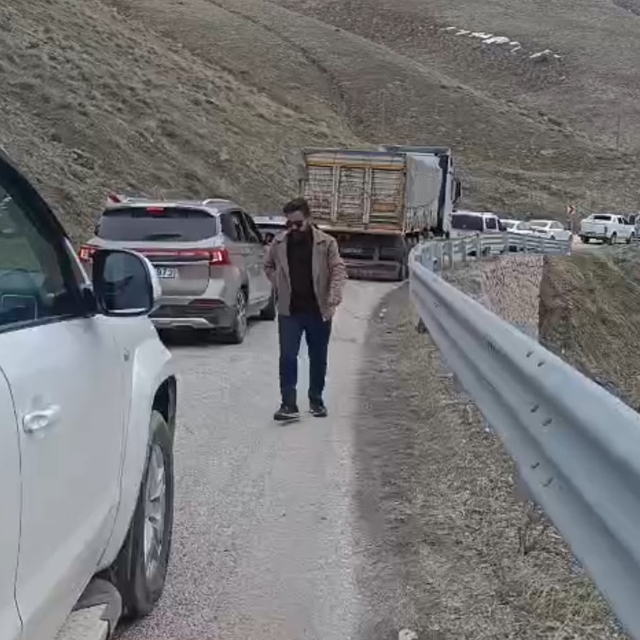 Yüksekova-Van kara yolunda heyelan ulaşımı aksattı
