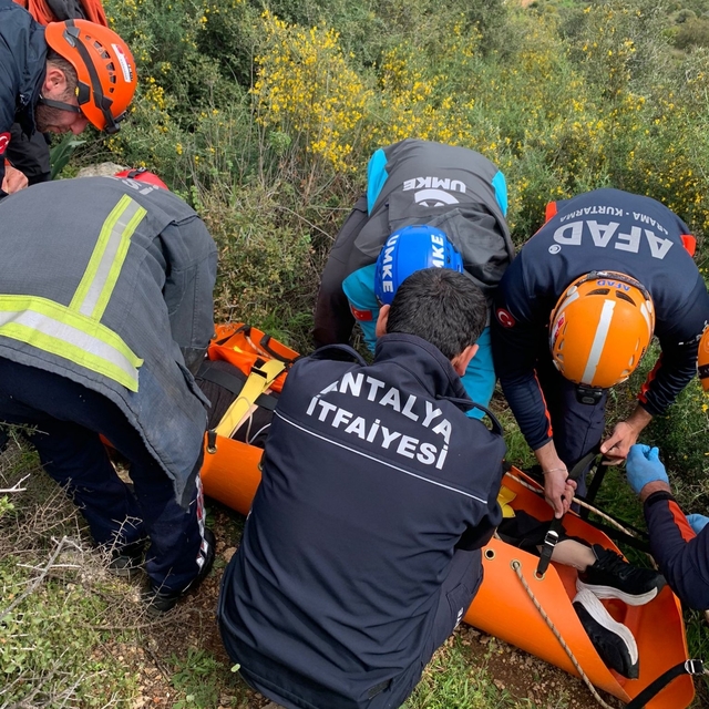 Dengesini kaybederek kayalıklardan düşen kadını ekipler kurtardı