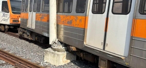 Adana'da raydan çıkan metro vagonu direğe çarptı Kaza sonrası yolcular tahliye edilirken yaralanan olmadığı öğrenildi