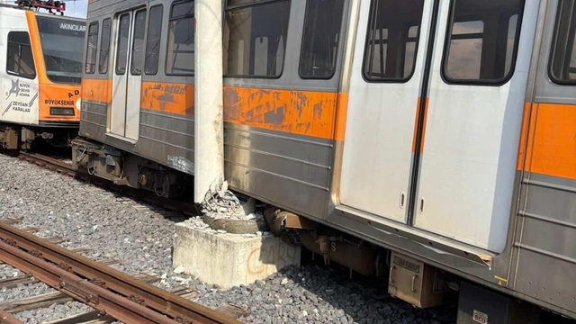 Adana'da raydan çıkan metro vagonu direğe çarptı
Kaza sonrası yolcular tahliye edilirken yaralanan olmadığı öğrenildi