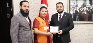 Bayram harçlıklarını Filistin'e bağışladı Sivas'ta yaşayan ortaokul öğrencisi Enes Çetinkaya, bayram harçlığını Filistinliler için bağışlayarak örnek bir davranış sergiledi