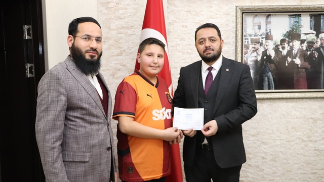 Bayram harçlıklarını Filistin'e bağışladı
Sivas'ta yaşayan ortaokul öğrencisi Enes Çetinkaya, bayram harçlığını Filistinliler için bağışlayarak örnek bir davranış sergiledi