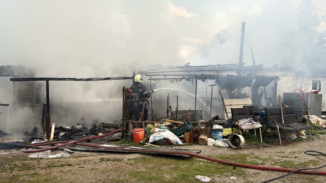 Muğla'da evde çıkan yangında aile alevlerin arasından kurtuldu